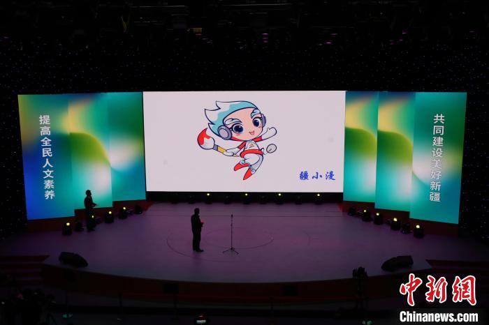 活動現(xiàn)場發(fā)布“2023新疆動漫節(jié)”的logo、吉祥物與宣傳口號?！±★w 攝