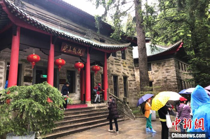 圖為在廬山抗戰(zhàn)博物館外，有不少等待參觀的游客。　吳鵬泉 攝