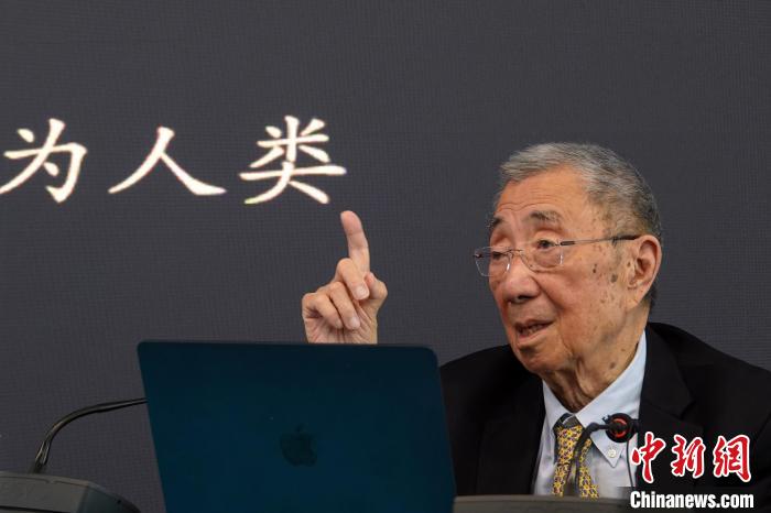 高能論壇上，丁肇中先生與現(xiàn)場(chǎng)聽(tīng)眾交流?！?lt;a target='_blank' href='/'><p  align=
