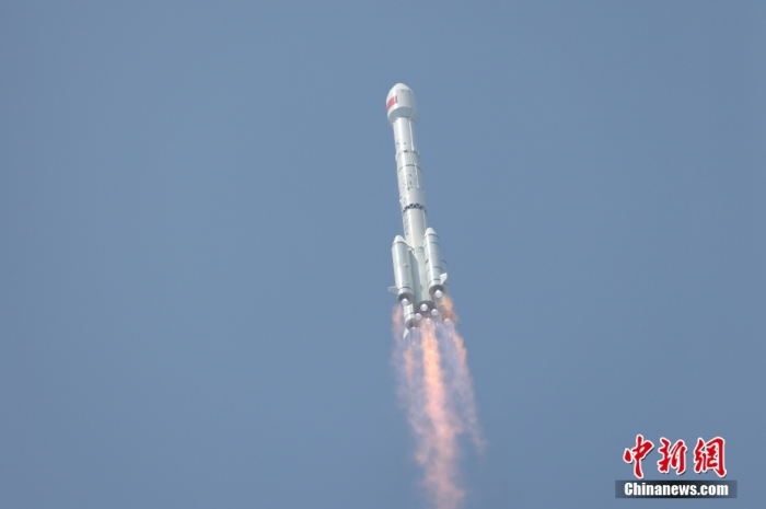 5月17日10時49分，我國在西昌衛(wèi)星發(fā)射中心用長征三號乙運載火箭，成功發(fā)射第五十六顆北斗導航衛(wèi)星。該衛(wèi)星屬地球靜止軌道衛(wèi)星，是我國北斗三號工程的首顆備份衛(wèi)星。入軌并完成在軌測試后，將接入北斗衛(wèi)星導航系統(tǒng)。此次發(fā)射是北斗三號工程高密度組網(wǎng)之后，時隔3年的首發(fā)任務(wù)。朱磊 攝