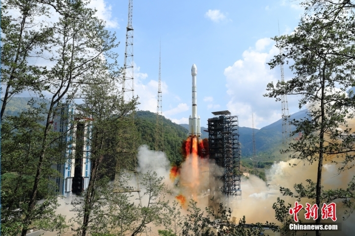 5月17日10時49分，我國在西昌衛(wèi)星發(fā)射中心用長征三號乙運載火箭，成功發(fā)射第五十六顆北斗導航衛(wèi)星。該衛(wèi)星屬地球靜止軌道衛(wèi)星，是我國北斗三號工程的首顆備份衛(wèi)星。入軌并完成在軌測試后，將接入北斗衛(wèi)星導航系統(tǒng)。此次發(fā)射是北斗三號工程高密度組網(wǎng)之后，時隔3年的首發(fā)任務(wù)。楊志遠 攝