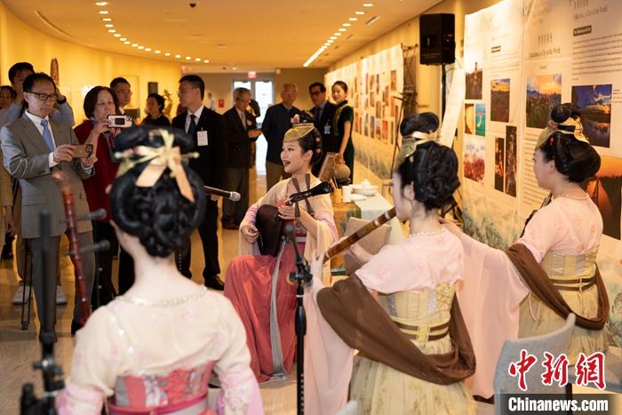 當?shù)貢r間5月19日，中國常駐聯(lián)合國代表團、中國文化和旅游部、泉州市人民政府在紐約聯(lián)合國總部聯(lián)合舉辦“茶和天下·雅集”主題展覽和招待會。圖為展覽現(xiàn)場泉州南音表演。 <a target='_blank' href='/' _fcksavedurl='/'><p  align=
