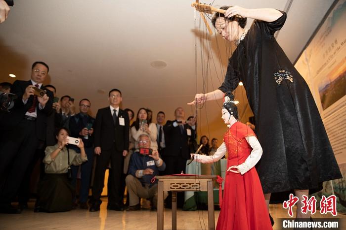當?shù)貢r間5月19日，中國常駐聯(lián)合國代表團、中國文化和旅游部、泉州市人民政府在紐約聯(lián)合國總部聯(lián)合舉辦“茶和天下·雅集”主題展覽和招待會。圖為展覽表演泉州提線木偶寫書法。 <a target='_blank' href='/' _fcksavedurl='/'><p  align=
