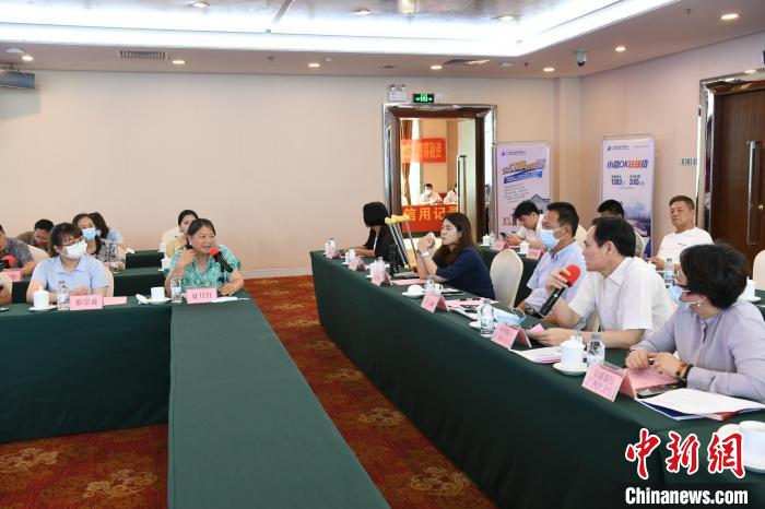圖為中國(guó)銀行廣西分行代表在回應(yīng)桂林歸義生態(tài)農(nóng)業(yè)有限公司總經(jīng)理夏月紅的貸款需求。　蔣雪林 攝