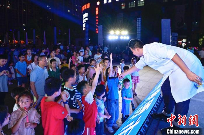 2023年鷹潭市“好奇心”科普節(jié)吸引了不少孩子踴躍參與?！≈鬓k方 供圖