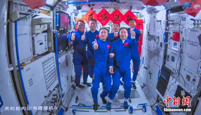 圖為神舟十五號航天員乘組與神舟十六號航天員乘組“全家?！?。中國載人航天工程辦公室 供圖