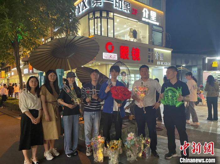在東陽(yáng)橫店，宣講團(tuán)導(dǎo)師、成員與橫店演員(右三)合影?！?東陽(yáng)市融媒體中心 供圖