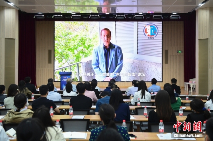 5月30日，<a target='_blank' href='/'>中新社</a>第二屆“東西問智庫(kù)”主題論壇在北京舉行，多位中外專家圍繞“AI革命與文明進(jìn)化”展開討論。圖為美國(guó)加州理工學(xué)院電氣工程和計(jì)算機(jī)科學(xué)教授、人工智能專家亞瑟·阿布-穆斯塔法通過視頻在論壇上作主旨演講。<a target='_blank' href='/'>中新社</a>記者 田雨昊 攝