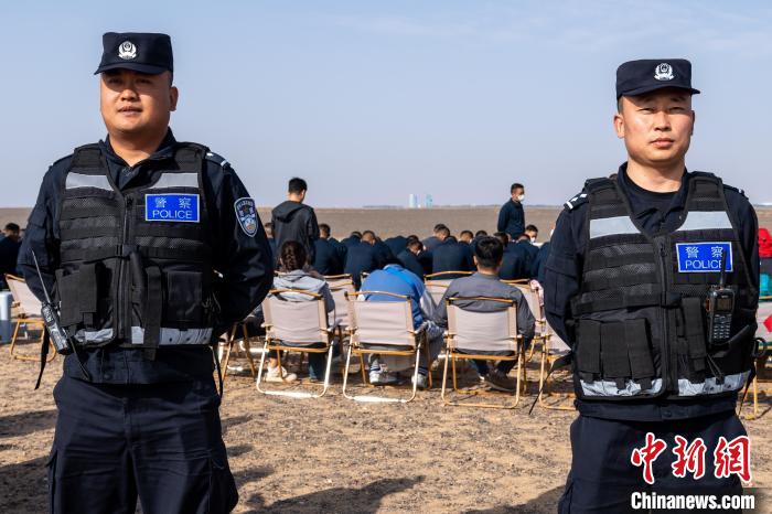 圖為承擔(dān)神舟十六號(hào)載人飛船安保任務(wù)的移民管理警察?！∨ｖ?攝