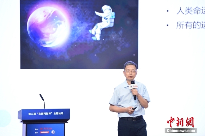 5月30日，<a target='_blank' href='/'>中新社</a>第二屆“東西問智庫”主題論壇在北京舉行，多位中外專家圍繞“AI革命與文明進(jìn)化”展開討論。圖為北京大學(xué)新聞與傳播學(xué)院教授胡泳在論壇上作主旨演講。<a target='_blank' href='/'>中新社</a>記者 田雨昊 攝