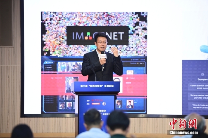 5月30日，<a target='_blank' href='/'>中新社</a>第二屆“東西問智庫”主題論壇在北京舉行，多位中外專家圍繞“AI革命與文明進(jìn)化”展開討論。圖為商湯智能產(chǎn)業(yè)研究院創(chuàng)始院長田豐在論壇上作主旨演講。<a target='_blank' href='/'>中新社</a>記者 田雨昊 攝