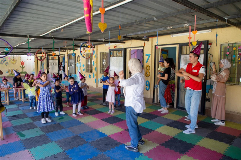 圖為中埃青年志愿者在埃及新開羅幼兒園開展“志愿服務(wù)伴成長，中埃攜手慶六一”活動。中建埃及分公司供圖