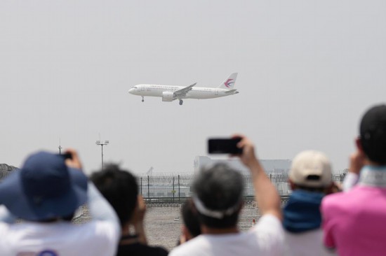 5月28日，C919首個商業(yè)航班東航MU9191飛抵北京首都國際機(jī)場。新華社記者鞠煥宗攝