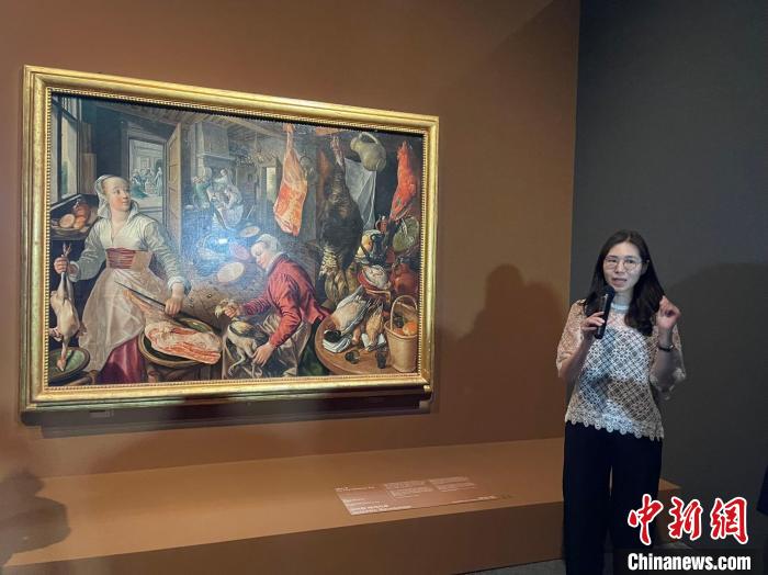 當(dāng)?shù)貢r(shí)間6月1日，韓國(guó)國(guó)立中央博物館講解員在向游客講解畫作。　萬(wàn)佳欣 攝