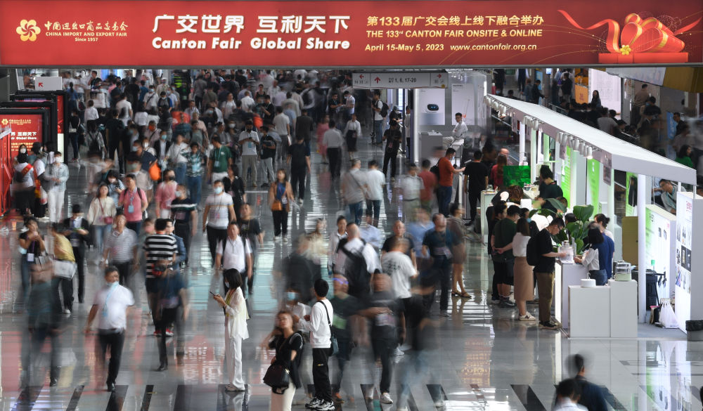 這是4月15日拍攝的廣交會(huì)現(xiàn)場(chǎng)。第133屆中國(guó)進(jìn)出口商品交易會(huì)（廣交會(huì)）全面恢復(fù)線下展，吸引220多個(gè)國(guó)家和地區(qū)的數(shù)十萬(wàn)采購(gòu)商報(bào)名參會(huì)。新華社記者 鄧華 攝