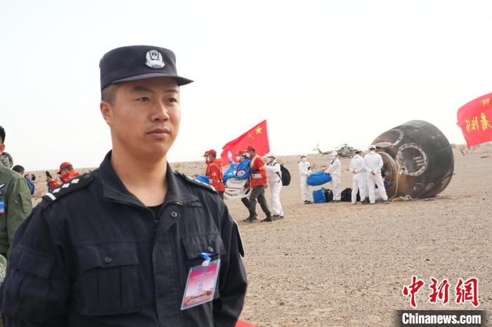圖為阿拉善邊境管理支隊民警在著陸場開展安保工作。　張杰 攝