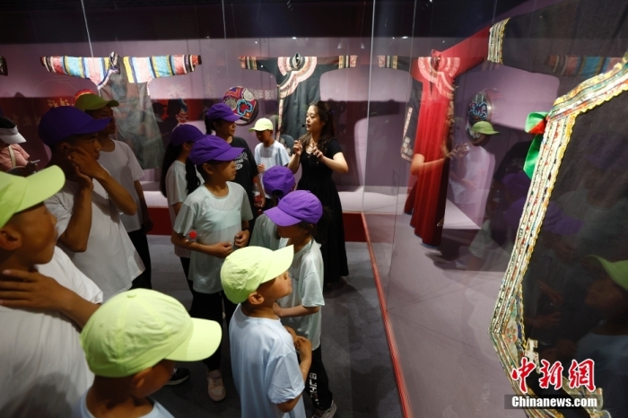 圖為藏族青少年們參觀民族博物館。<a target='_blank' href='/' _fcksavedurl='/'><p  align=