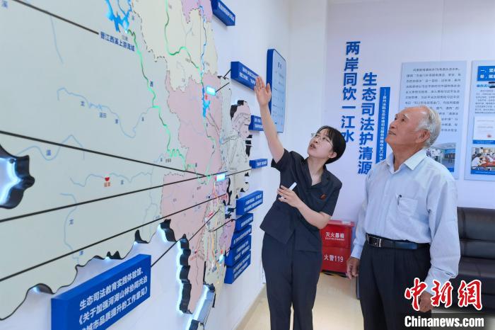 金門同胞參觀金門供水水源生態(tài)司法保護基地?！O虹 攝
