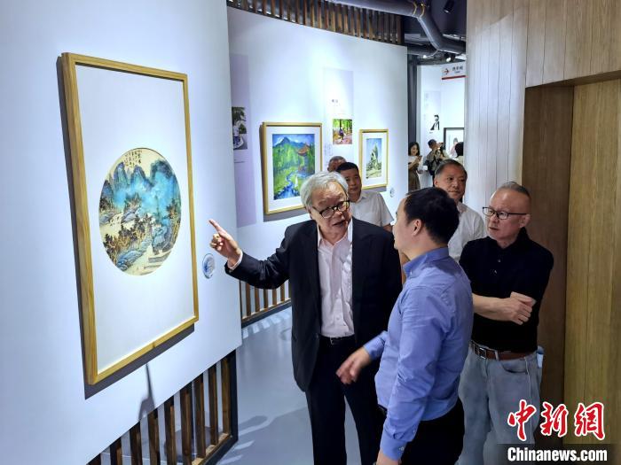 海峽兩岸藝術(shù)家畫展上，藝術(shù)家進(jìn)行藝術(shù)交流。　付敬懿 攝