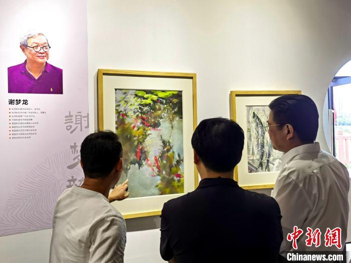 “求同存藝——海峽兩岸藝術(shù)家畫展”展出百余幅兩岸藝術(shù)家畫作?！「毒窜?攝