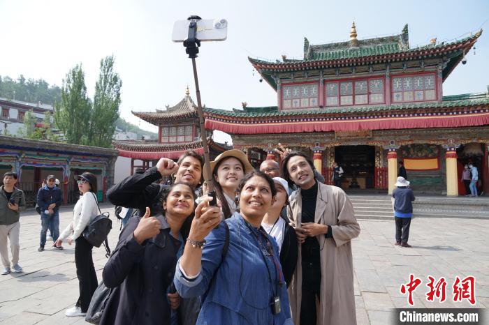 圖為外國記者在塔爾寺合影?！●R銘言 攝