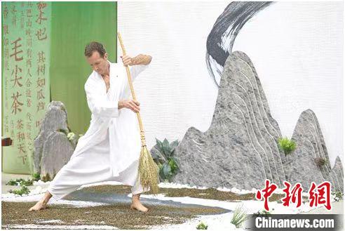 圖為《信陽毛尖·茶舞》沉浸式藝術(shù)表演。　信陽市委宣傳部供圖
