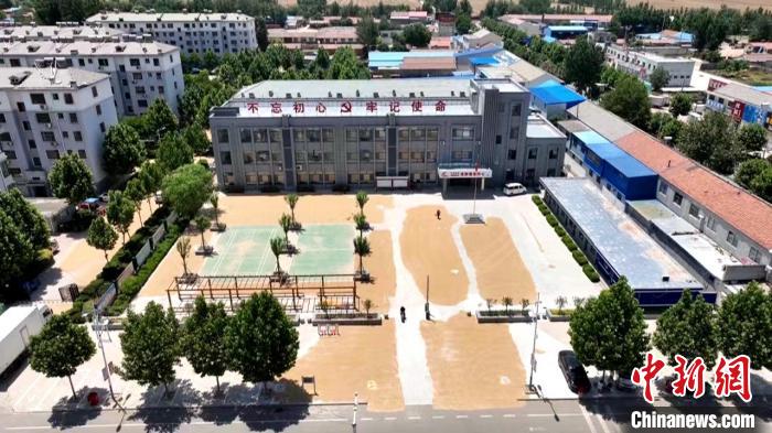 德州陵城區(qū)開放1297處鎮(zhèn)村公共場地，緩解農(nóng)民曬糧難題。　陵城區(qū)委宣傳部供圖