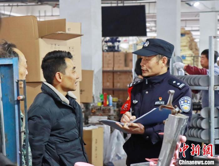 3月30日，大興派出所民警來(lái)到轄區(qū)中小企業(yè)，開(kāi)展“為民為企為項(xiàng)目”走訪(fǎng)活動(dòng)。　合肥警方供圖