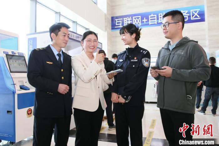 4月10日，安徽合肥，一家運(yùn)輸企業(yè)負(fù)責(zé)人在工作人員的指導(dǎo)下，使用小程序辦理車(chē)管業(yè)務(wù)?！『戏示焦﹫D