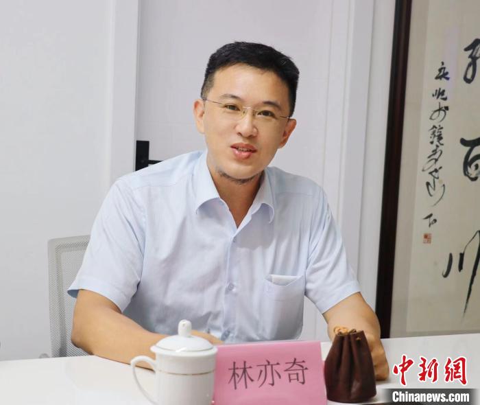 臺(tái)灣創(chuàng)新聯(lián)合建筑協(xié)會(huì)理事長(zhǎng)林亦奇講述設(shè)立驛站愿景?！窃式?攝