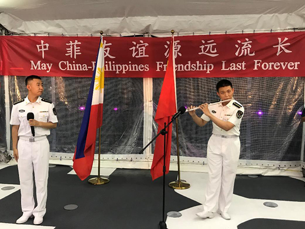 艦上官兵表演歌舞、民樂(lè)、武術(shù)等節(jié)目。中國(guó)駐菲律賓大使館供圖
