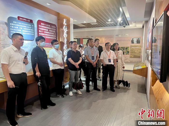 與會(huì)人員在后陳村走訪。　董易鑫 攝