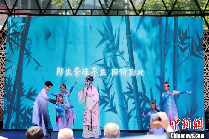 開幕式上舞臺展演之一《水舞昆韻》。