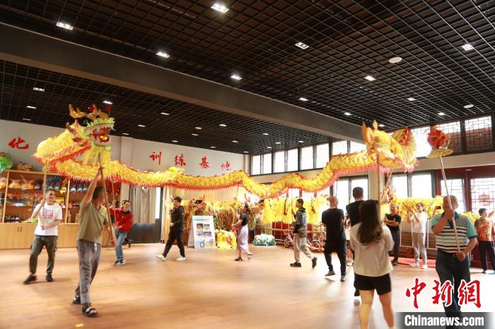 臺胞臺屬體驗舞龍?！≈芪的裙﹫D