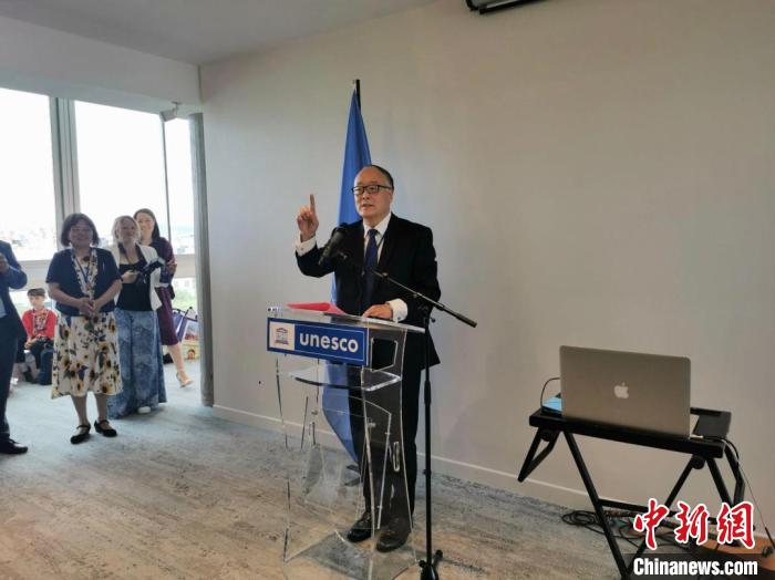中國(guó)常駐聯(lián)合國(guó)教科文組織代表?xiàng)钸M(jìn)致辭。　靖樹 攝