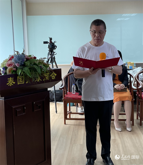 泰國(guó)浙江商會(huì)會(huì)長(zhǎng)祁曉云受泰國(guó)華僑華人和駐泰各級(jí)商會(huì)機(jī)構(gòu)委托發(fā)出倡議，華僑華人群體將積極助力亞運(yùn)會(huì)舉行。人民網(wǎng)記者 劉慧攝