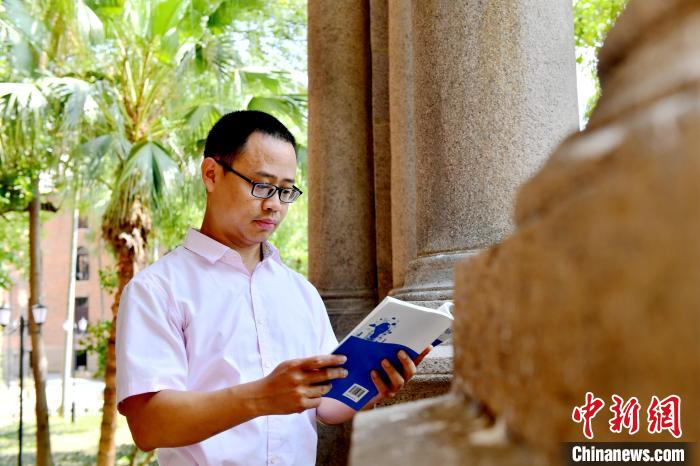 圖為福建師范大學(xué)教育學(xué)院臺(tái)灣教師陳昭志正在看書?！蚊?攝