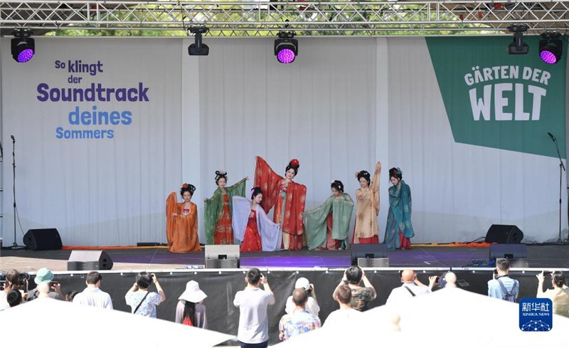 7月8日，在德國柏林世界公園，漢服愛好者進行漢服展示。新華社記者 任鵬飛 攝