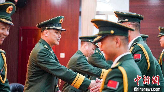 首長(zhǎng)為晉銜官兵頒發(fā)任命狀?！堨狭?攝