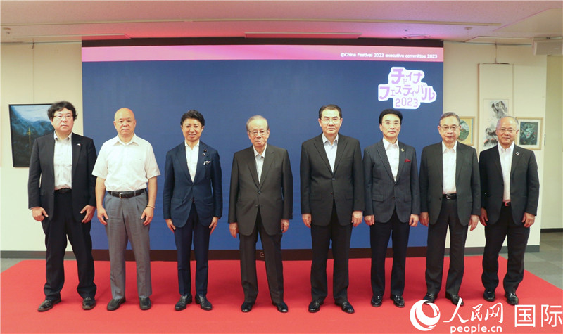 主辦方代表合影。人民網(wǎng) 許可攝