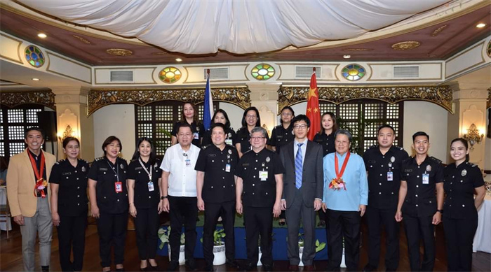 7月10日，菲律賓移民官員中文培訓(xùn)班在菲移民局總部正式開(kāi)班。中國(guó)駐菲律賓大使館供圖。
