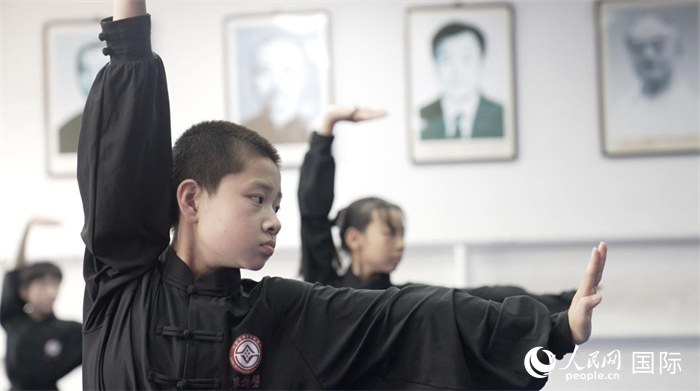 正在練習(xí)劈掛拳的武術(shù)學(xué)童。人民網(wǎng)記者 袁蒙攝