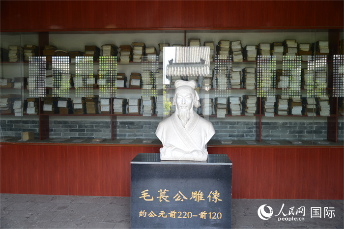 河間詩經(jīng)齋毛萇雕像。雕像后書櫥中陳列的是歷代各版本《詩經(jīng)》及譯本。 人民網(wǎng) 趙昭攝