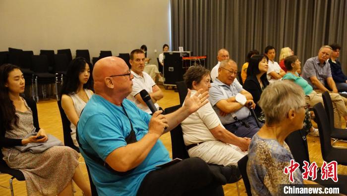 圖為現(xiàn)場觀眾提問。　柏林中國文化中心供圖