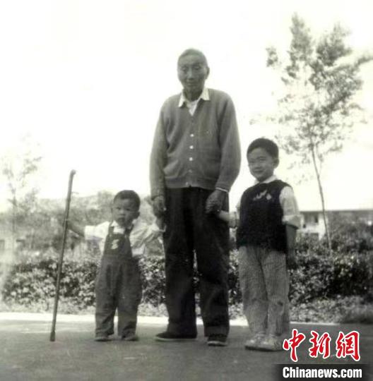 陳望道與幼年的陳曉帆(左)、陳曉帆的哥哥一起合影?！￡悤苑﹫D