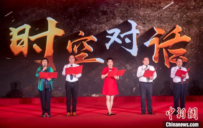 陶侃與陳望道之孫陳曉帆、顏福慶之孫顏志淵、榮毅仁侄女榮智豐深情朗誦《與統(tǒng)戰(zhàn)先輩的時空對話》?！堦?攝