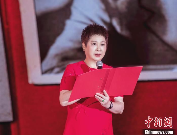 7月16日，榮智豐在2023年上海統(tǒng)戰(zhàn)文化周開幕活動中朗誦《與統(tǒng)戰(zhàn)先輩的時空對話》?！堦?攝