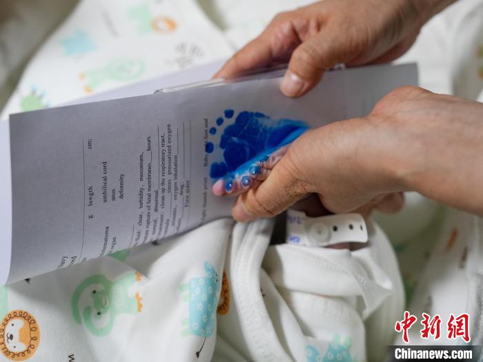 醫(yī)護(hù)人員為新生兒留下腳印?！?攝