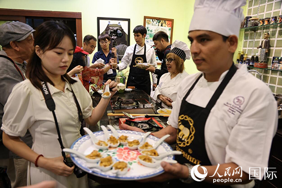 7月19日，參加美食活動的多國代表品嘗泰式傳統(tǒng)美食。人民網(wǎng)記者 張矜若攝