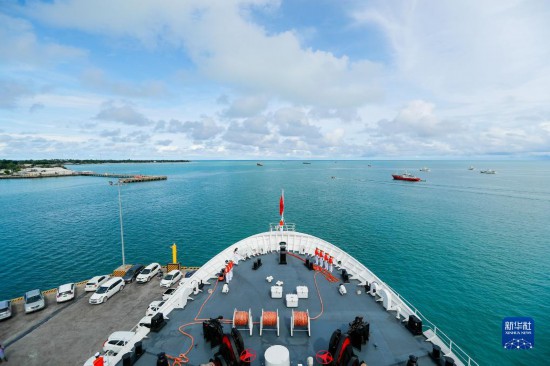 7月22日，中國海軍“和平方舟”號(hào)醫(yī)院船駛離基里巴斯首都塔拉瓦。當(dāng)?shù)貢r(shí)間22日上午10時(shí)，執(zhí)行“和諧使命-2023”任務(wù)的中國海軍“和平方舟”號(hào)醫(yī)院船圓滿結(jié)束對(duì)基里巴斯的首次訪問，駛離基里巴斯首都塔拉瓦，前往本次任務(wù)的第二站湯加努庫阿洛法港。新華社發(fā)（黎宇 攝）
